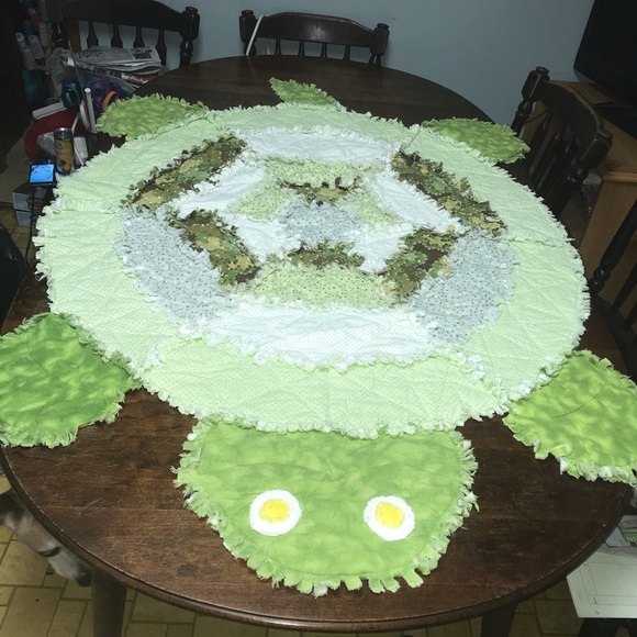 Hand Crafted Other - New green turtle quilt handmade